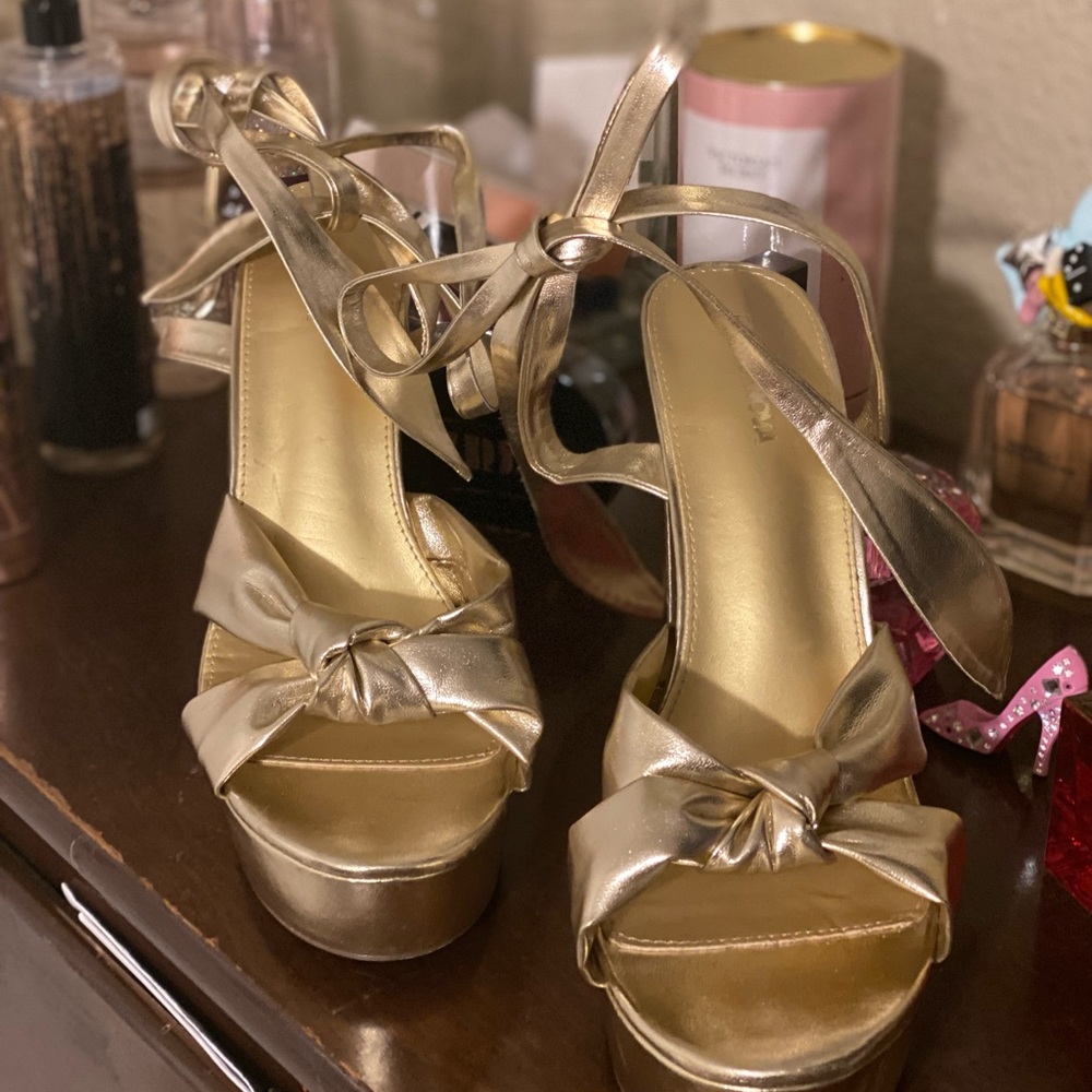 Brand new never worn Rose Gold FashionNova platforms size 10. Perfect for💃🏽